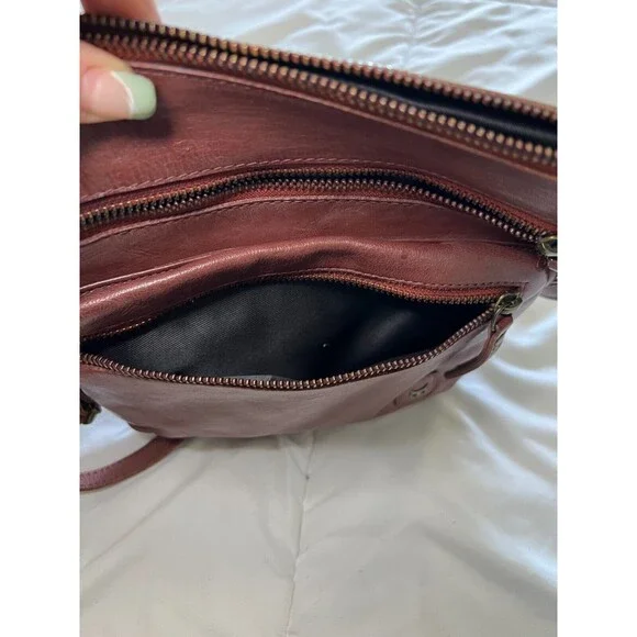 Wise Owl Cognac Leather Crossbody Bag – Adjustable Strap, Multi‑Pocket Design - Picture 13 of 16